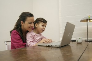 Mutter und Kind im Internet
