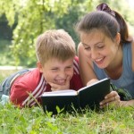 Mutter und Sohn lesen gemeinsam ein Buch