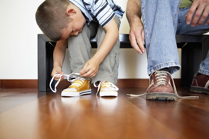 Rückwärts gehen, Schuhe binden: Warum viele Erstklässler mit diesen Aufgaben überfordert sind