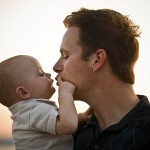 Vater küsst sein Kind