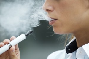 Der Artikel prüft, ob das Dampfen in der Öffentlichkeit gestattet ist.