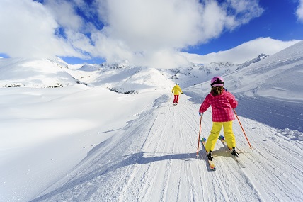 Ab in den Schnee – Wie Familien im Skiurlaub viel Geld sparen können