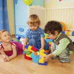 Spielende Kinder in der Kita