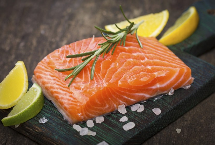 Zwei fruchtig-herzhafte Rezepte: Birnen-Lachs und Orangen-Schweinefilets mit Chicorée