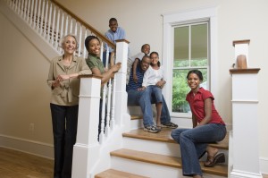 Familie im Treppenhaus