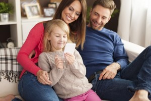 Junges Mädchen spielt mit Smartphone