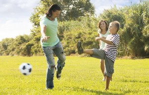 Familie beim Fußballspiel