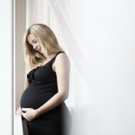 Eine schwangere junge Frau