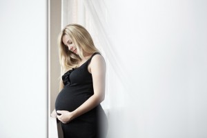 Eine schwangere junge Frau