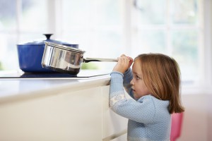 Gefahren im Haushalt: Die Wohnung kindersicher machen