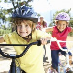 Kinder fahren Fahrrad