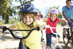 Kinder fahren Fahrrad