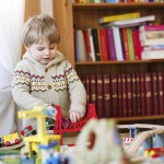 Holz oder Plastik? Worauf es beim Spielzeugkauf ankommt