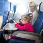 Der Urlaub naht: Kinder im Flugzeug