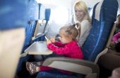 Der Urlaub naht: Kinder im Flugzeug